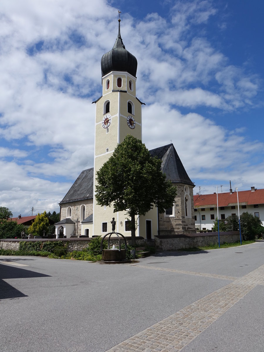 Lauterbach, kath. Filialkirche St. Johann Baptist, teils unverputzter Saalbau mit Satteldach und Nordturm mit Zwiebelhaube, erbaut im 15. Jahrhundert, barocker Umbau um 1670, erweitert 1830 und 1848 (03.07.2016)