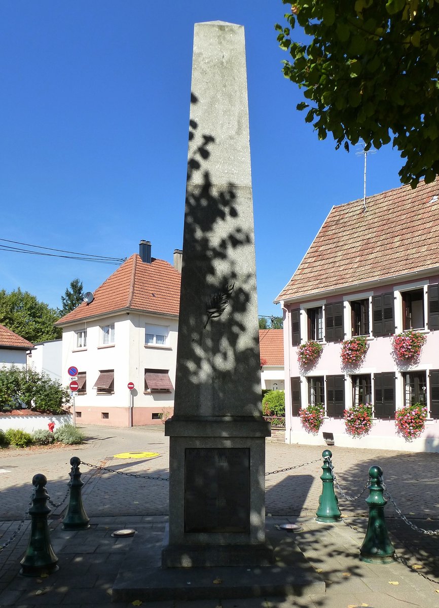Lauterburg (Lauterbourg), Denkmal fr die Opfer des II.Weltkrieges, Sept.2017
