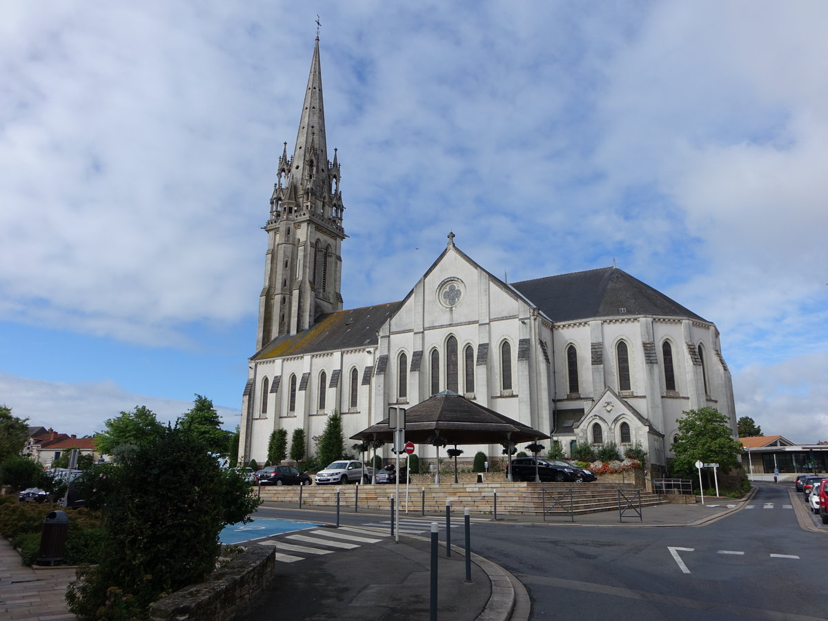 Le Loroux-Bottereau, Kirche St. Johannes der Tufer, erbaut von 1858 bis 1870 durch den Architekten Henry Faucheur (12.07.2017)