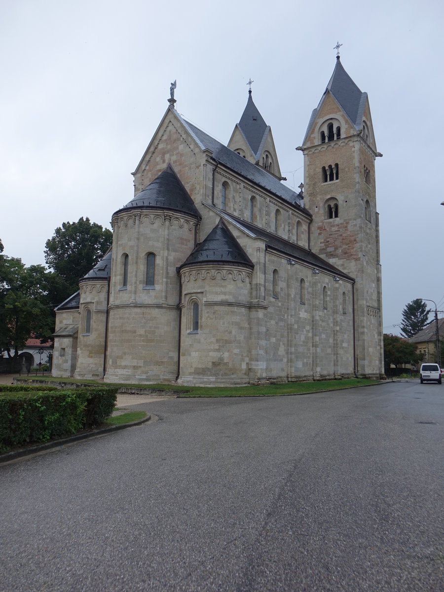 Lebeny, romanische Pfarrkirche St. Jakob, erbaut um 1206, 1638 von den Jesuiten erneuert, 1683 von den Trken zerstrt, 1772 Wiederaufbau durch die Jesuiten, seit 1838 Pfarrkirche (25.08.2018)