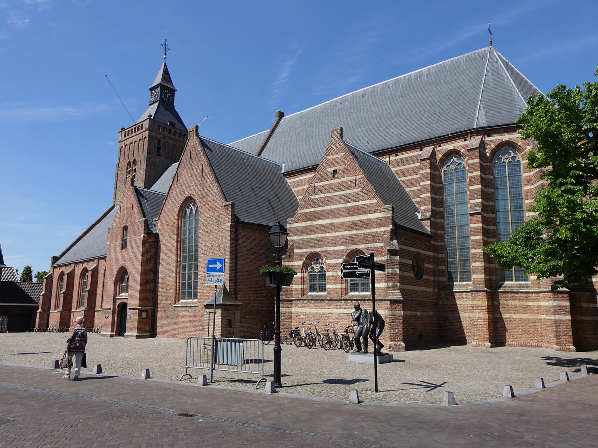 Leerdam, sptgotische Grote Kerk, erbaut von 1400 bis 1550, romanischer Kirchturm aus dem 13. Jahrhundert (09.05.2016)