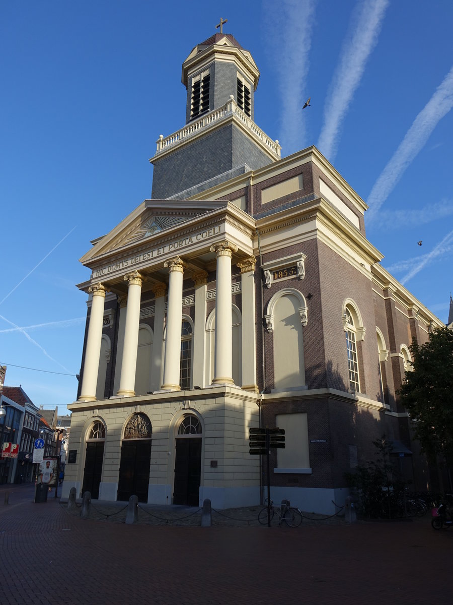 Leiden, Hartebrugkerk, erbaut von 1835 bis 1836 durch R. Molkenboer, Portal mit ionischen Sulen auf Rustikasockel (23.08.2016)