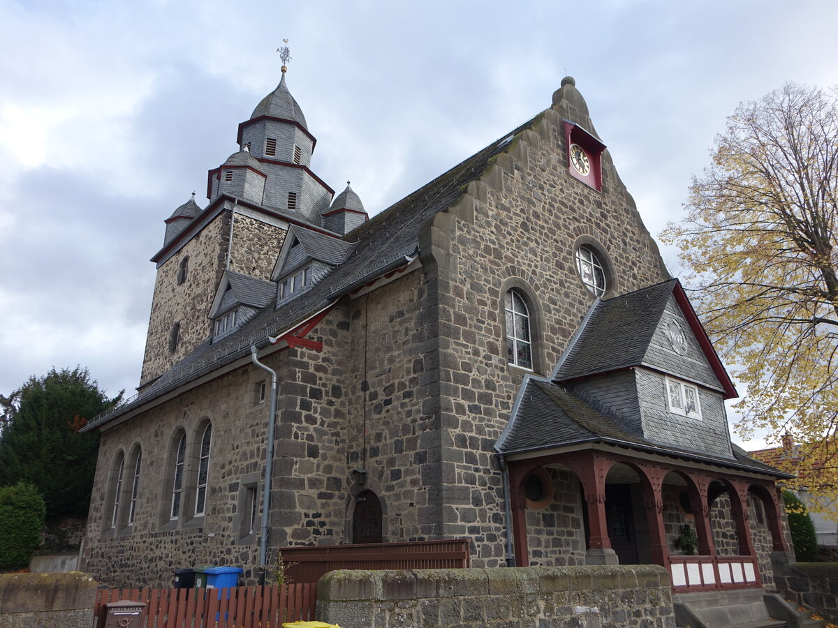 Leihgestern, evangelische Kirche, sptgotischer Turm im 15. Jahrhundert, Langhaus erbaut 1908 (01.11.2021)