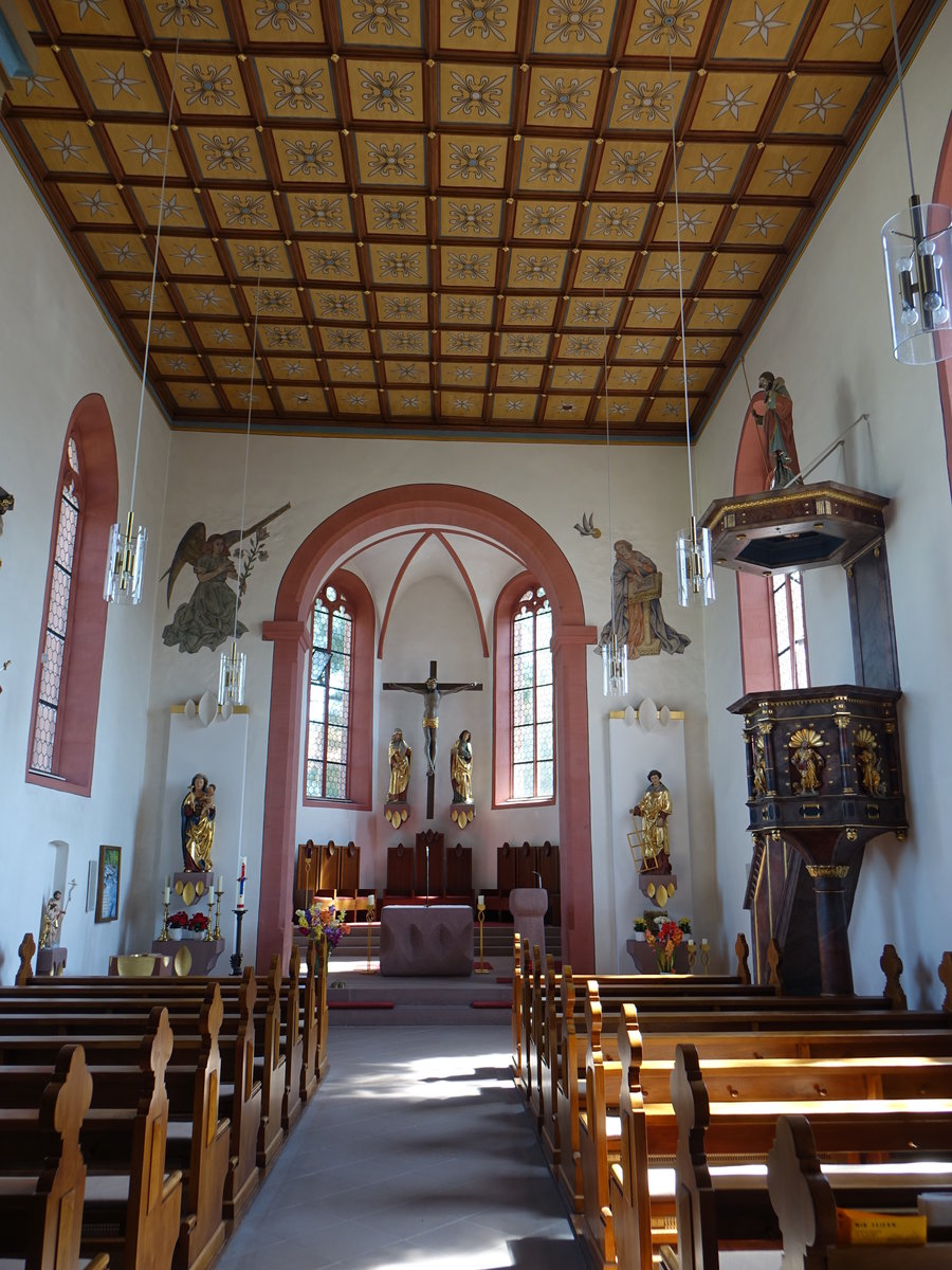 Leinach, kath. Pfarrkirche Allerheiligen, Saalbau mit eingezogenem Chor, erbaut im 17. Jahrhundert (15.08.2017)