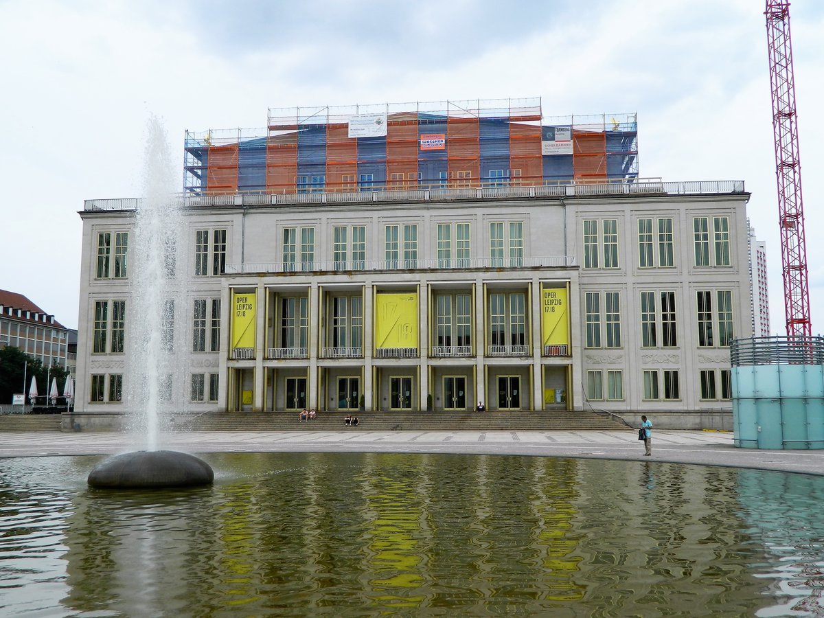 Leipzig: das Opernhaus am Augustusplatz, wurde 1960 erbaut und steht heute unter Denkmalschutz. Am 16.07.2017 war es partiell eingerstet.