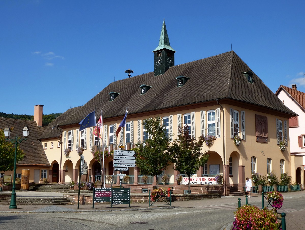Lembach, das Rathaus der ca. 1600 Einwohner zhlenden Gemeinde im Naturpark Nordvogesen, Sept.2015