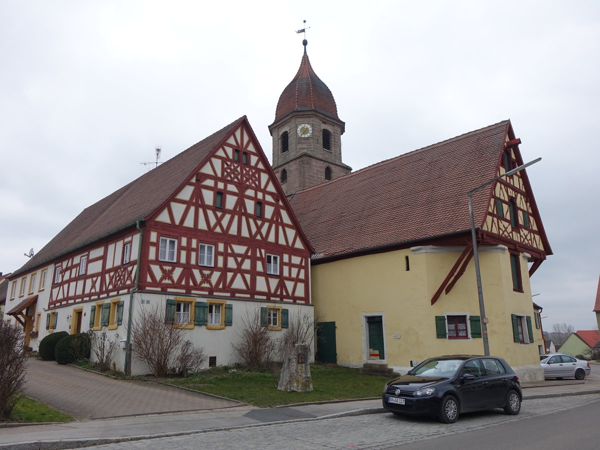 Lentersheim, Ev. St. Michael Kirche und Bauernhaus an der Dorfstrae, Kirche erbaut im 15. Jahrhundert (13.03.2016)