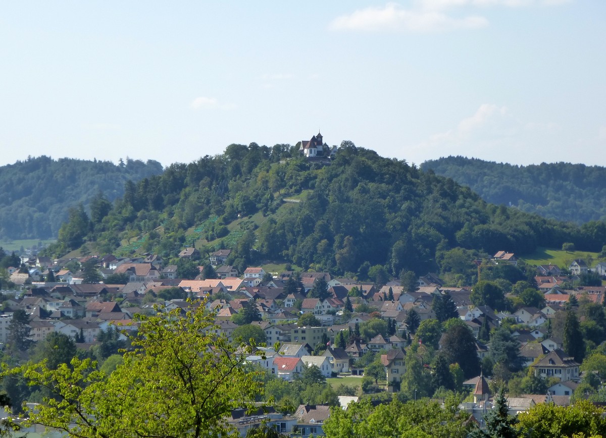 Lenzburg, Blick vom Schlo zum Staufberg mit der Staufbergkirche, Sept.2015