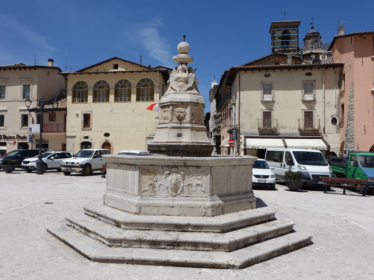 Leonessa, Brunnen und Huser an der Piazza VII Aprile (25.05.2022)