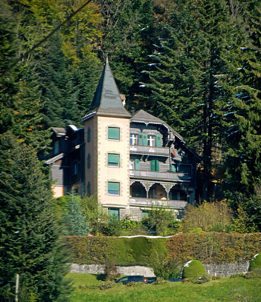 Les Avants sur Montreux, Route de Sonloup 12. Hier wohnte ab 1964 die australische Sopranistin Joan Sutherland (*1926 - †2010) - 30.10.2012
