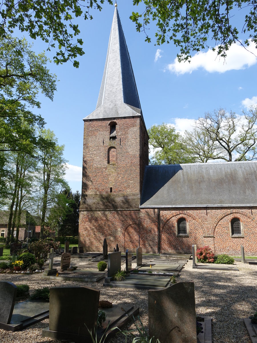 Leur, Ref. Kirche, Turm erbaut im 13. Jahrhundert, Kirchenschiff 14. Jahrhundert, Chor 15. Jahrhundert (07.05.2016)