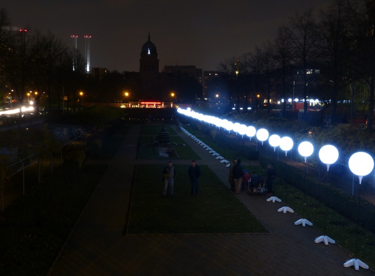 Lichtgrenze am Rosengarten und Engelbecken. Tausende Berliner und Besucher schauten sich diese Attraktion an. 7.11.2014