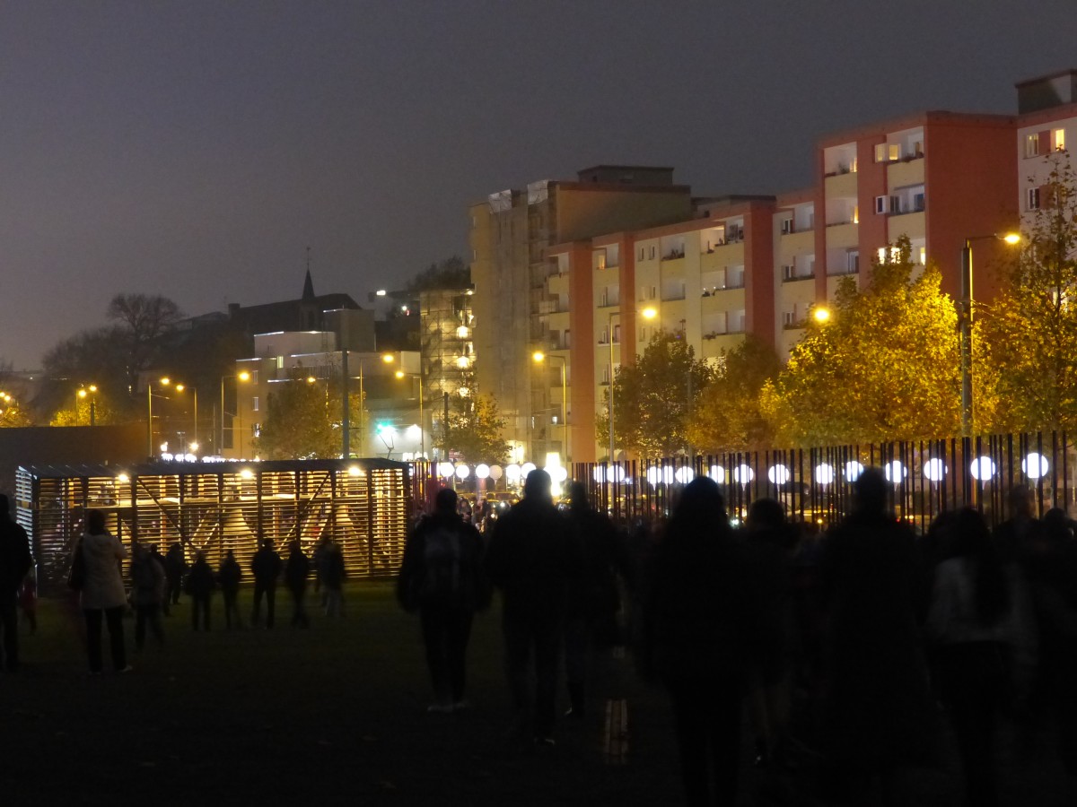 Lichtgrenze Berlin am 9. November 2014: Tausende waren aus aller Welt angereist, um dieses einmalige Fest mitzuerleben. Vor genau 25 Jahren ist die Mauer gefallen und mit jedem Jahr kann man sich ein bisschen weniger vorstellen, was sie fr Einschrnkungen bedeutete. Bernauer Strae