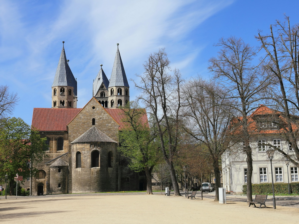 Liebfrauenkirche gesehen vom Domplatz in Halberstadt am 22. April 2016.