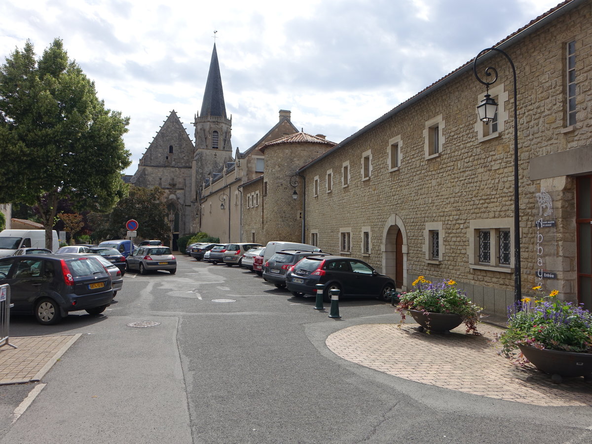 Liguge, Abtei Saint-Martin de Ligug, erbaut im 16. Jahrhundert mit sptgotischem Turm (09.07.2017)