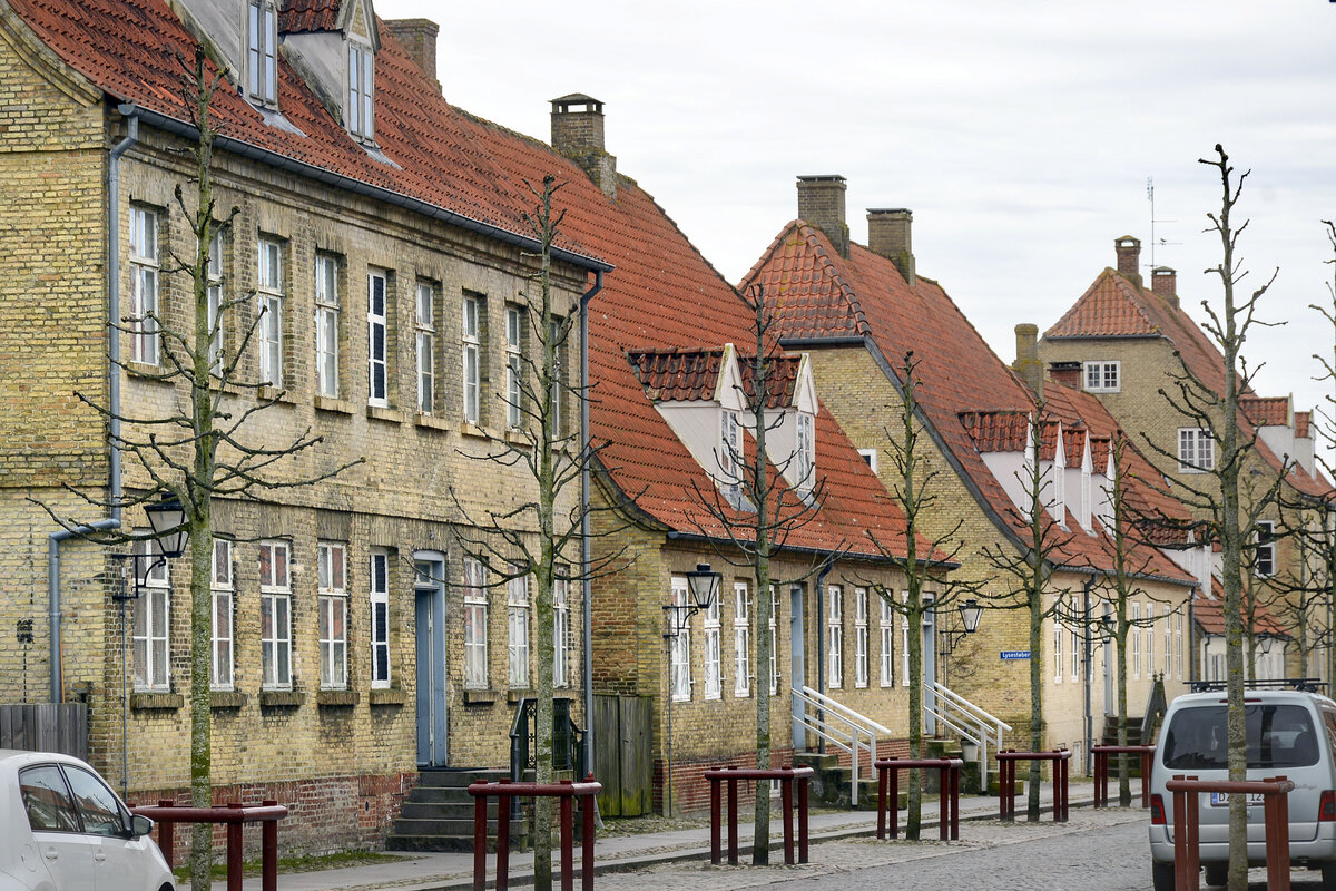 Lindegade in der Kleinstadt Christiansfeld (Nordschleswig). Die gelben Ziegelsteine stammen aus Ziegeleien an der Flensburger Frde.Aufnahme: 18. Mrz 2024.