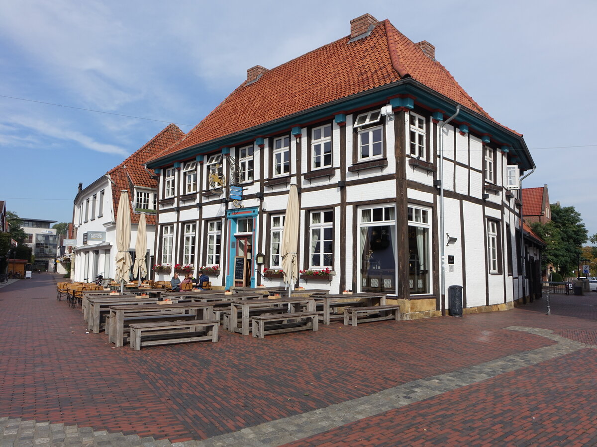 Lingen, alte Posthalterei am Marktplatz, zweigeschossiges Fachwerkhaus mit Walmdach (10.10.2021)