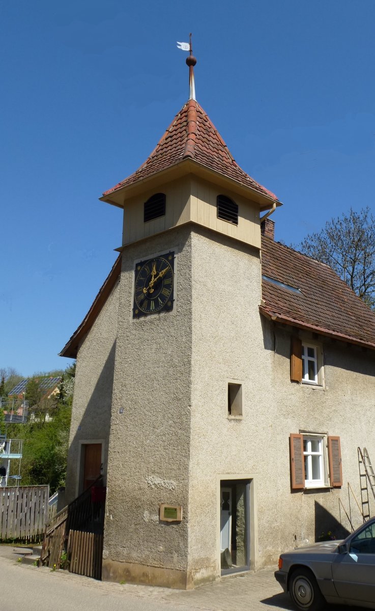 Lipburg im Markgrflerland, die Lipburger Turmuhr von 1906, 2011 renoviert und wieder aufgestellt, April 2013