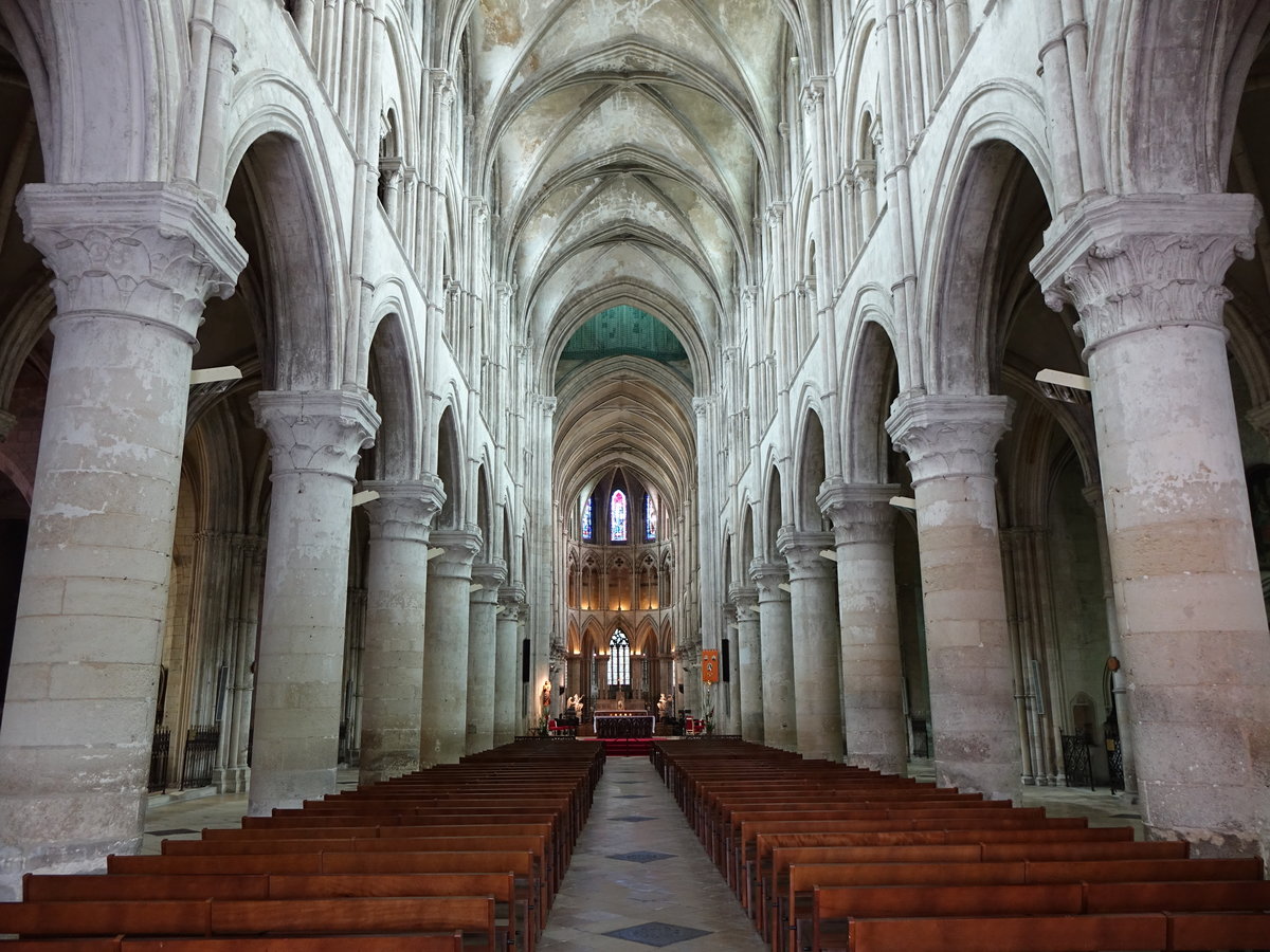 Lisieux, Mittelschiff der Kathedrale St. Pierre (12.07.2016)