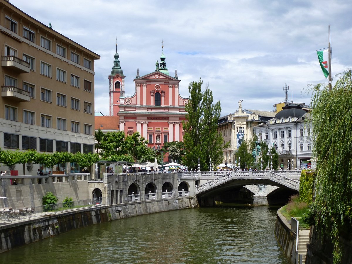 Ljubljana, Blick zu den berhmten  Drei Brcken  ber die Ljubljanica am Preseren-Platz, dahinter die frhbarocke Franziskanerkirche Mari Verkndigung, Juni 2016