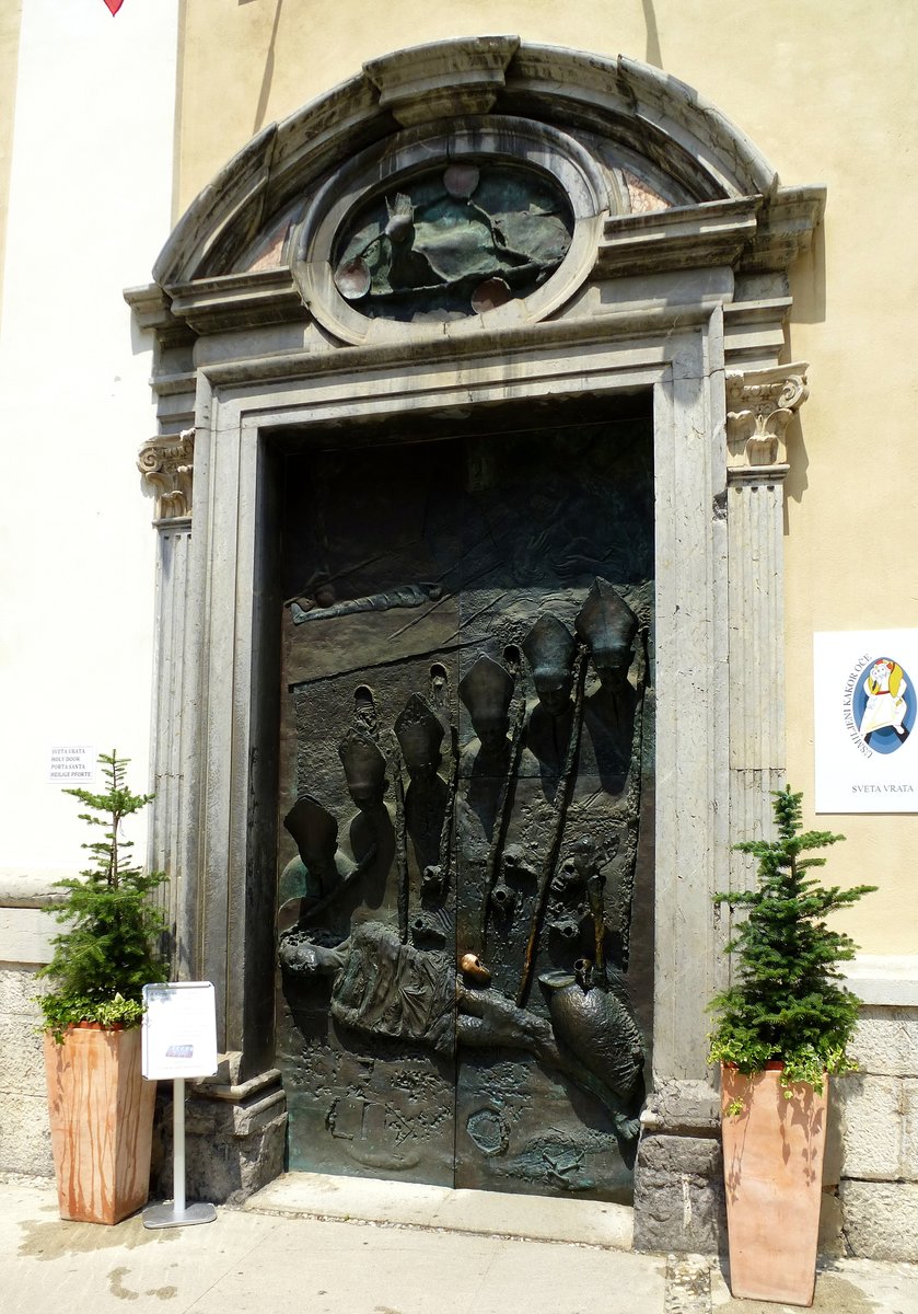 Ljubljana,  eine der Bronzetren mit Relifdarstellungen in der St.Nikolaus-Kathedrale, angebracht anllich des Papstbesuches 1996, Juni 2016