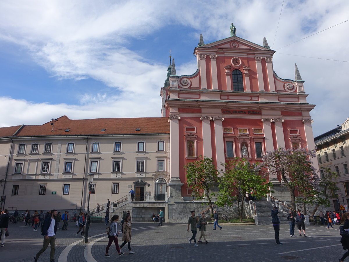 Ljubljana, Maria Verkndigung Kirche am Preserenplatz, erbaut von 1646 bis 1660. Der frhbarocke Bau setzt sich aus dem Hauptschiff und zwei Seitenschiffen zusammen (04.05.2017)