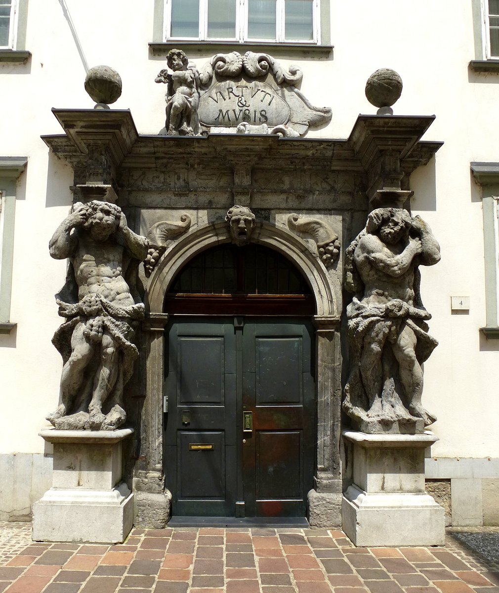 Ljubljana, das Portal am Priesterseminar neben der St.Nikolaus-Kathedrale, 1714 geschaffen von Angelo Pozzo, Juni 2016