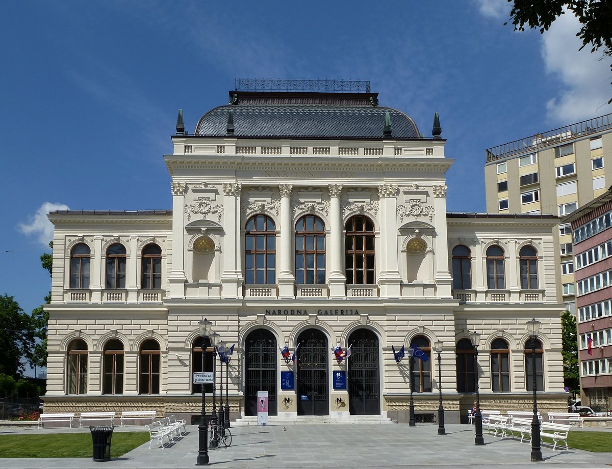 Ljubljana, die Slowenische Nationalgalerie, das Kunstmuseum fr Malerei und Skulpturen, 1896 als  Volkshaus  erbaut, Juni 2016