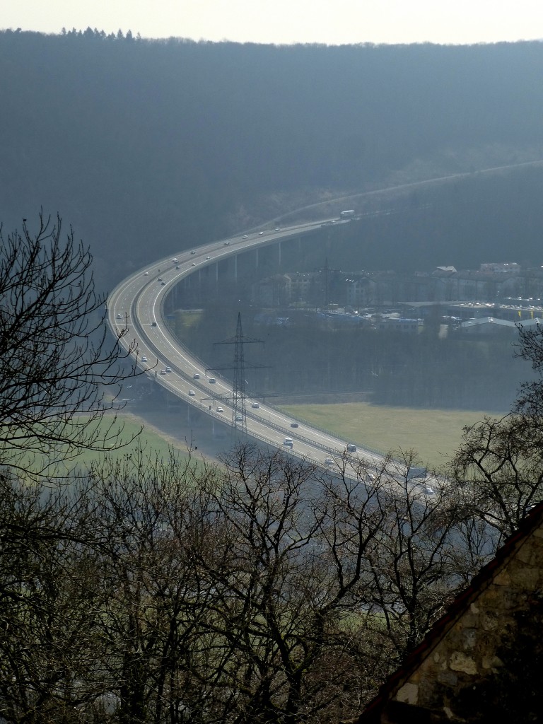 Lrrach, Blick von der Burgruine Rttel auf einen Teil der Autobahnbrcke der A98 ber das Wiesental, gehrt mit 1211m Lnge zu den lngsten Straenbrcken in Deutschland, erffnet 1983, Mrz 2015