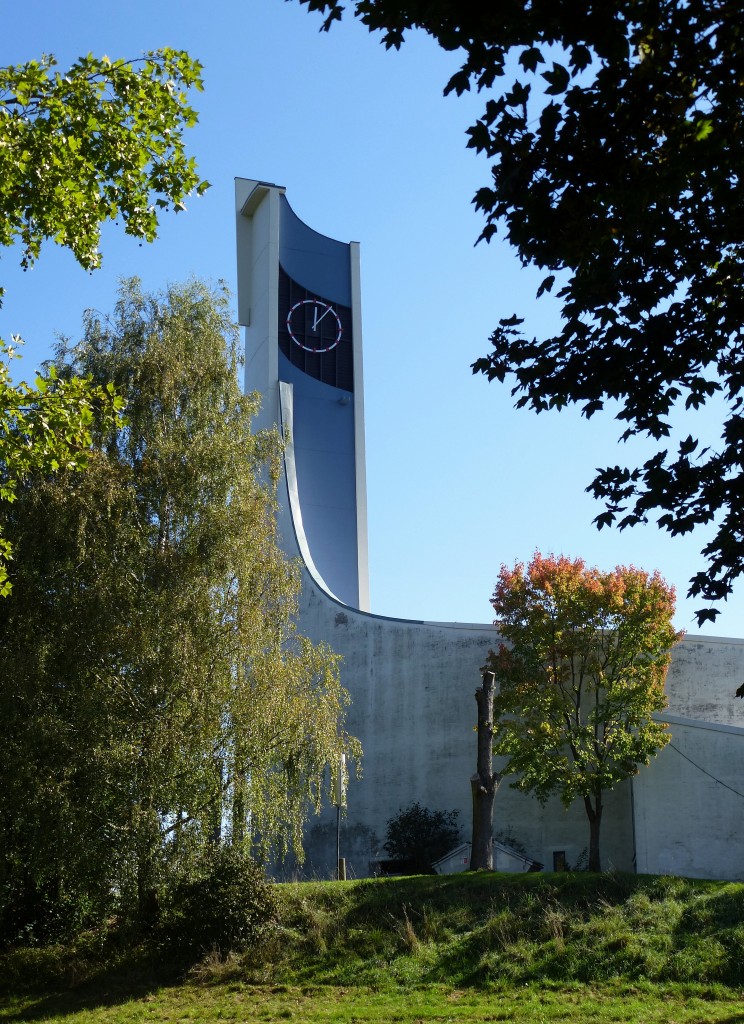 Lrrach, die katholische Kirche St.Peter mit dem 42m hohen Glockenturm, 1965 eingeweiht, Sept.2014