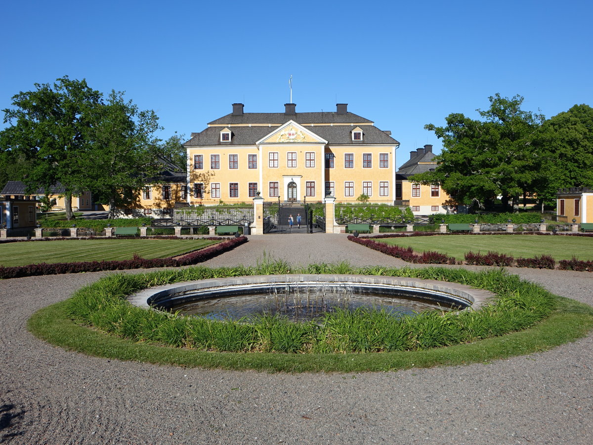 Lvstabruk, Herrenhaus mit Schlopark, erbaut von 1725 bis 1730 im sptkarolinischen Stil, die Einrichtung stammt von Jean Eric Rehm, Park angelegt bereits 1690, sptbarock umgestaltet 1769 (22.06.2017)