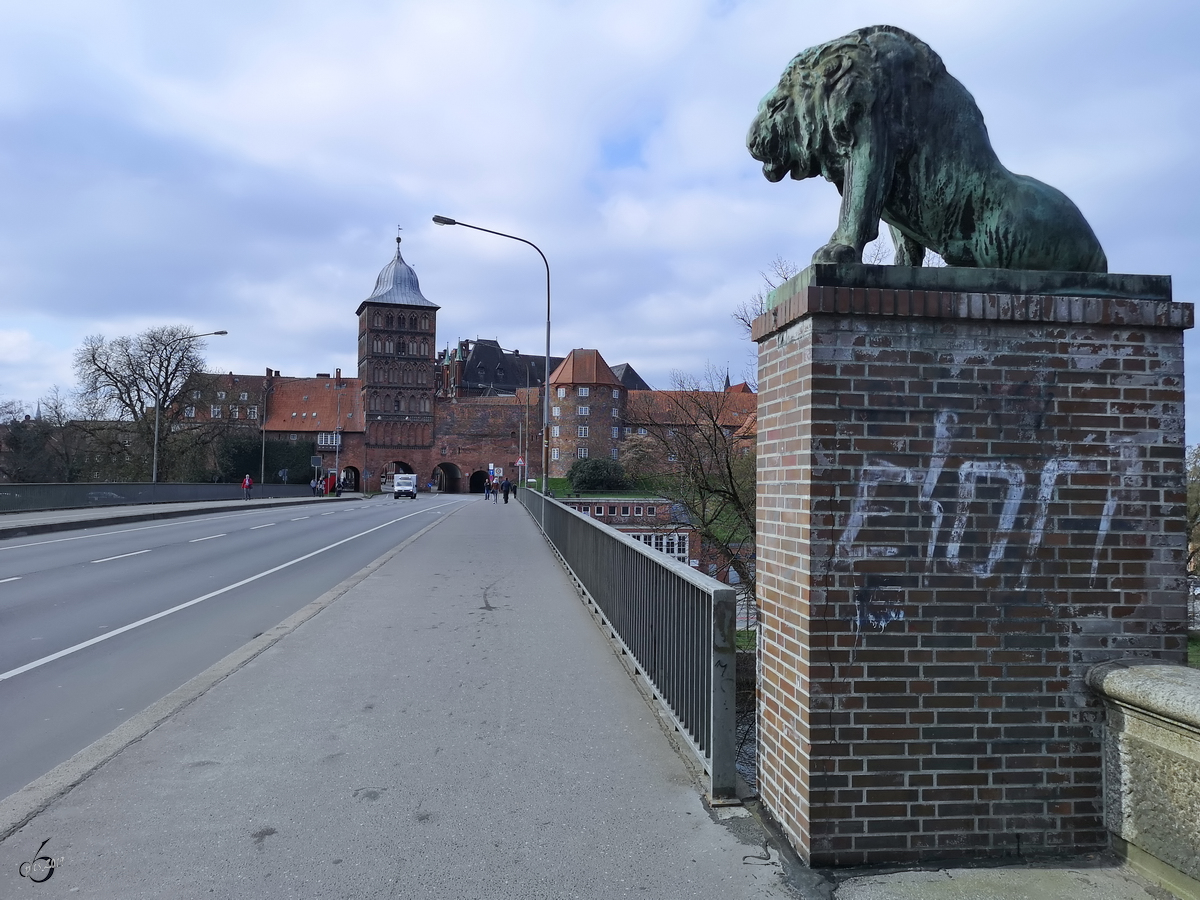 Lwen bewachen an der Burgtorbrcke den Zugang zur Stadt Lbeck. (April 2019)