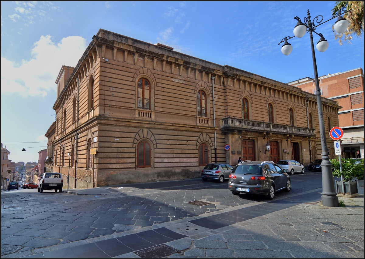 Lwenberg - frher Monteleone, seit 1928 wieder mit dem rmischen Namen Vibo Valentia versehen.

Palazzo nahe des Provinzregierungssitz'. Sommer 2013.
