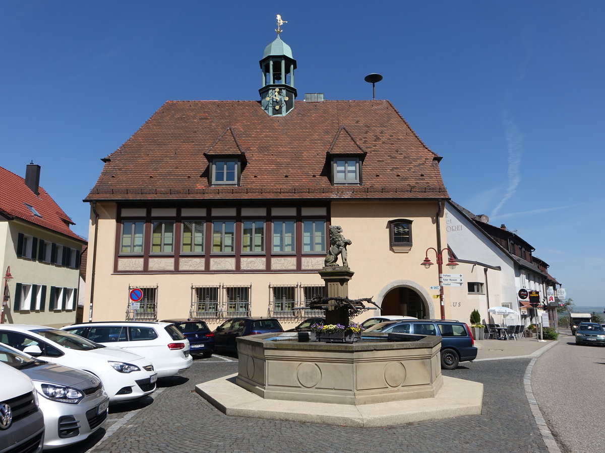 Lwenstein, Rathaus von 1952, davor der Martkbrunnen mit Lwenfigur (29.04.2018)