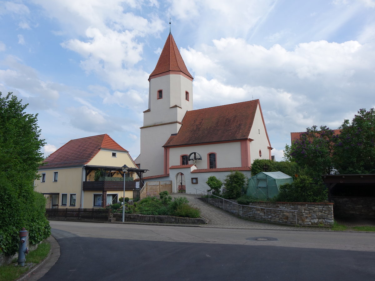 Lohen, Pfarrkirche St. Johann, Chorturmanlage mit Satteldach und Turm mit oktogonalem Obergeschoss und Spitzhelm, erbaut im 18. Jahrhundert, neubarocke Ausstattung (26.05.2016)