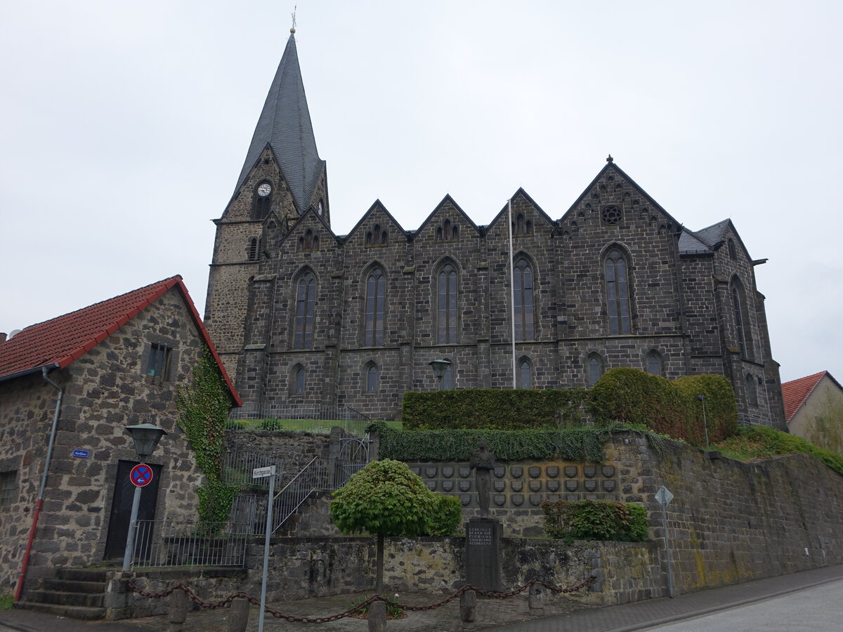Londorf, evangelische Kirche, genannt der Dom der Rabenau, gotischer Turm aus dem 13. Jahrhundert, erbaut als Wehrkirche in Form eines Kreuzes vom Groherzoglichen Baumeister Dr. Carl Wilhelm Dieffenbach, erbaut von 1861 bis 1864 (30.04.2022)