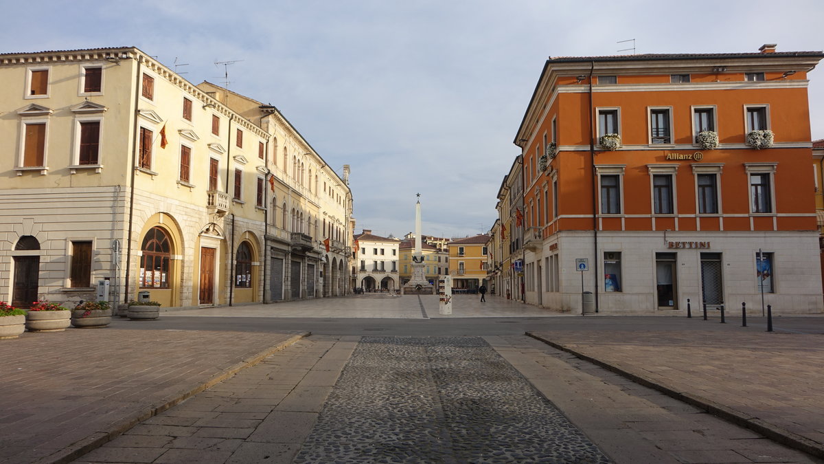Lonigo, Brunnen und Gebude an der Piazza Giuseppe Garibaldi (28.10.2017)