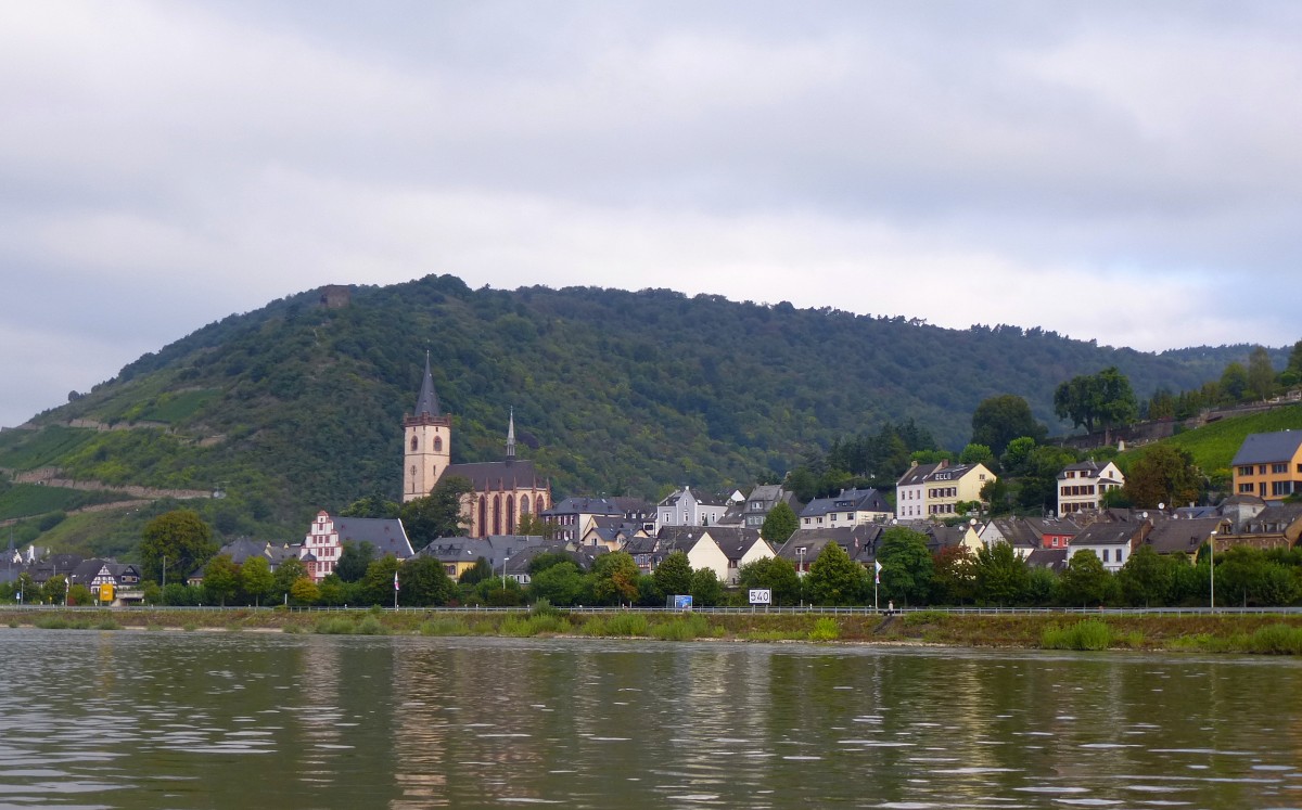 Lorch, Blick von der Autofhre ber den Rhein auf die Stadt mit der Pfarrkirche St.Martin, Sept.2014