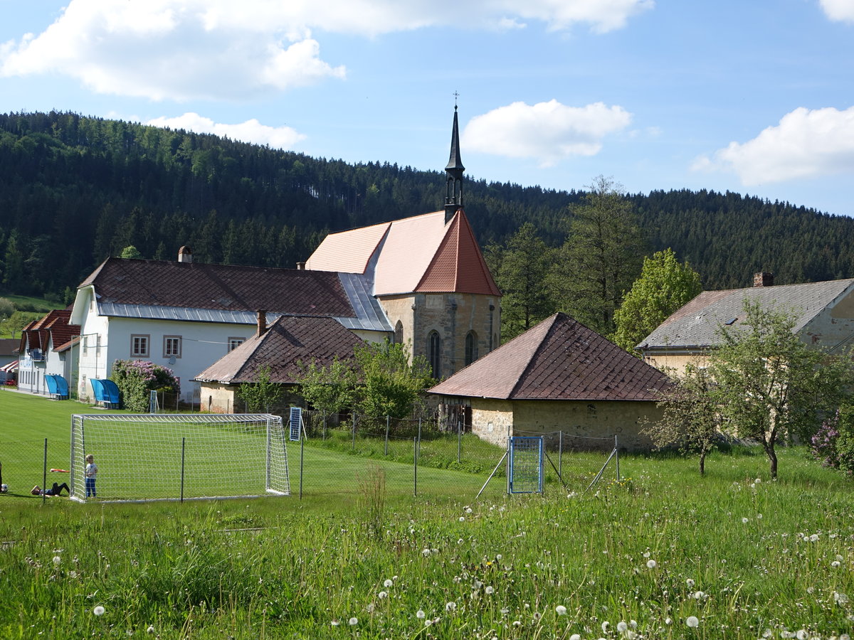 Loucovice, St. Ulrich Kirche, erbaut am Ende des 15. Jahrhunderts an Stelle einer 1361 errichteten Kapelle (26.05.2019)