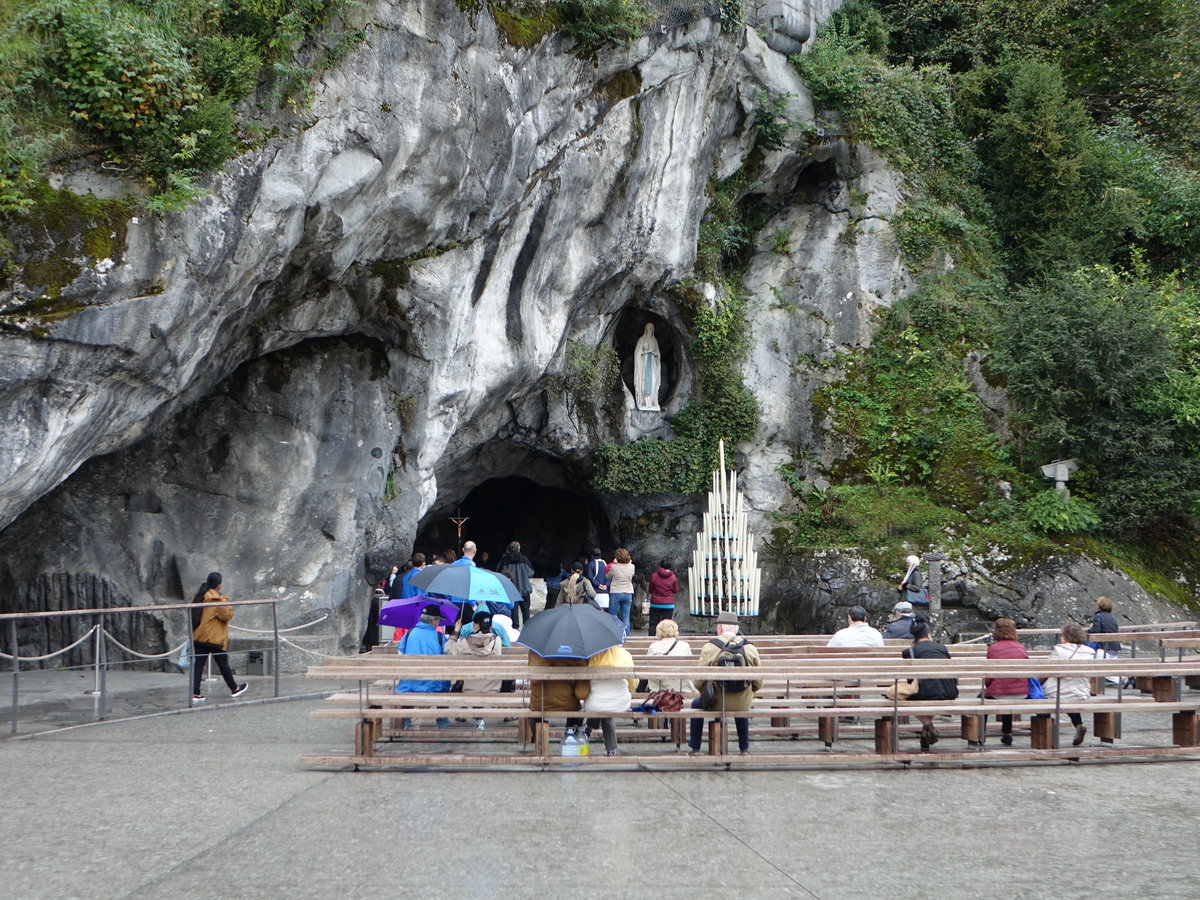 Lourdes, die Grotte von Massabielle, das Ziel der Lourdes-Pilger, mit der nach Bernadettes Angaben geschaffenen Marienstatue von Joseph-Hugues Fabisch (01.10.2017)