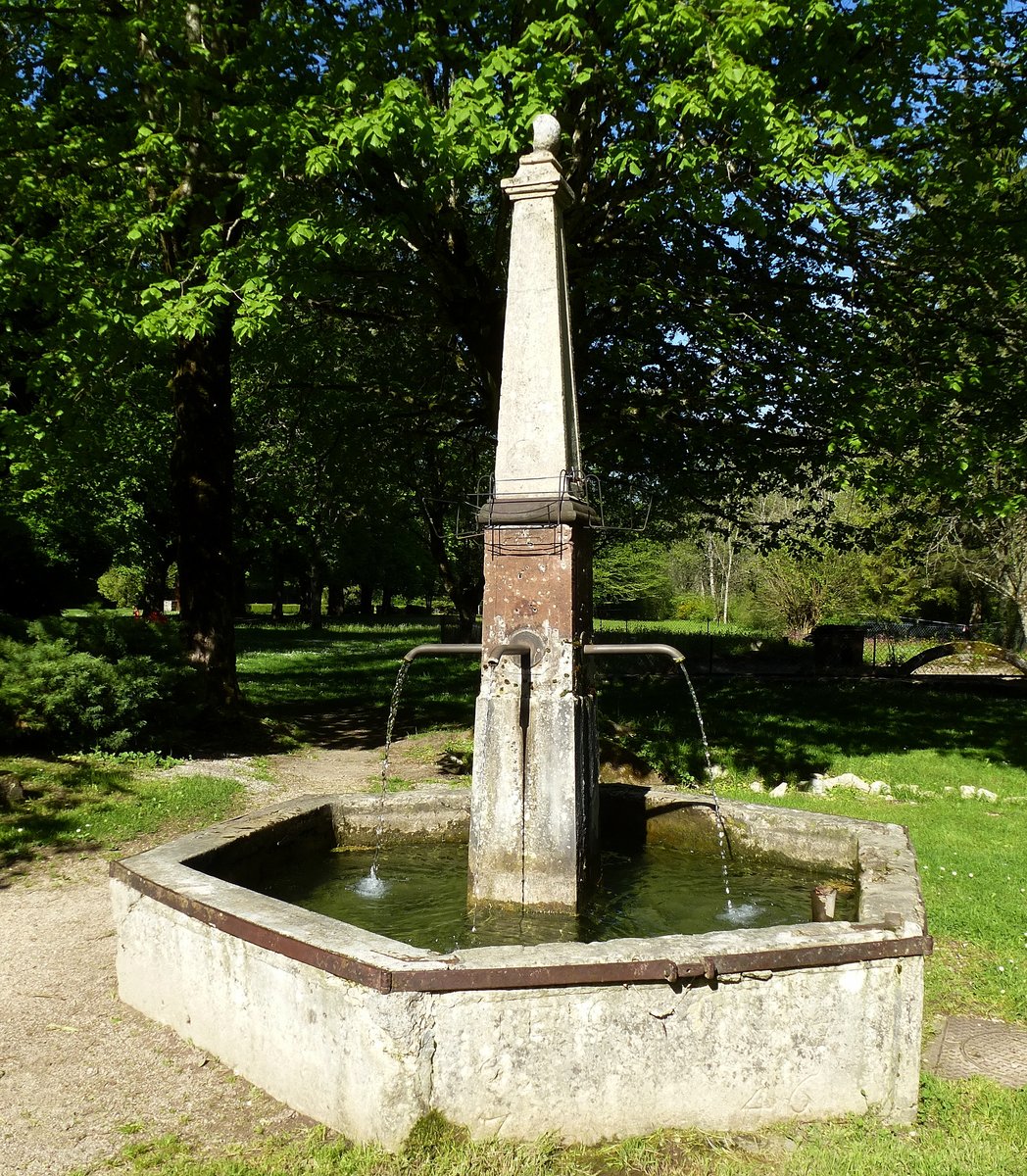 Lucelle, historischer Brunnen auf dem Gelnde des ehemaligen Klosters Ltzel, Mai 2017