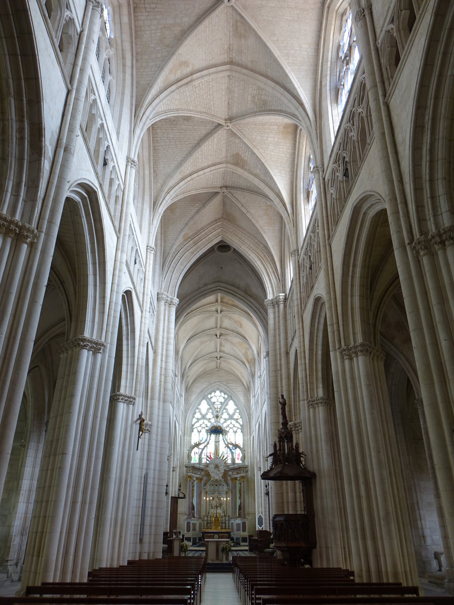 Lucon, gotisches Mittelschiff mit Rippengewlbe der Kathedrale Notre Dame (13.07.2017)