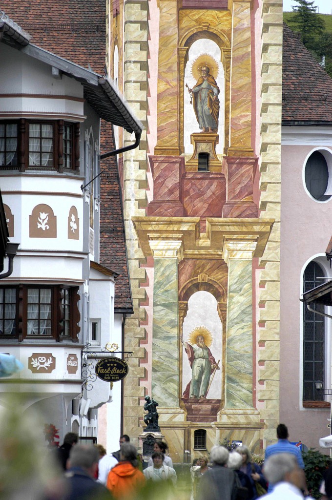 Lftlmalerei - Ausschnitt der Kirche St. Peter und Paul im oberbayrischen Mittenwald.
Aufnahme: Juli 2008.
