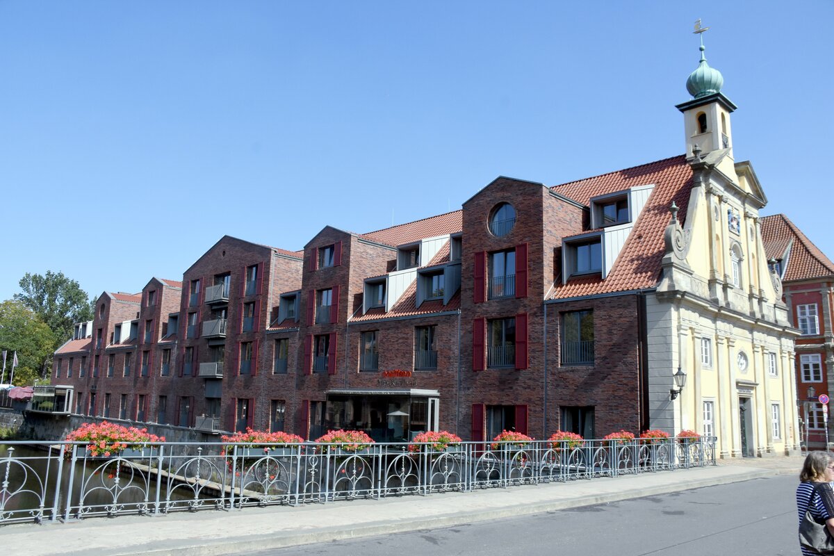 LNEBURG (Landkreis Lneburg), 31.08.2019, Blick von der Brcke Lnertorstrae auf das an der Ilmenau gelegene Hotel Altes Kaufhaus