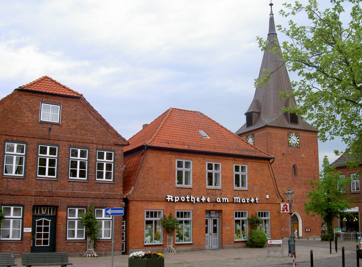 Ltjenburg, Marktapotheke und Ev. St. Michaelis Kirche (22.05.2011)