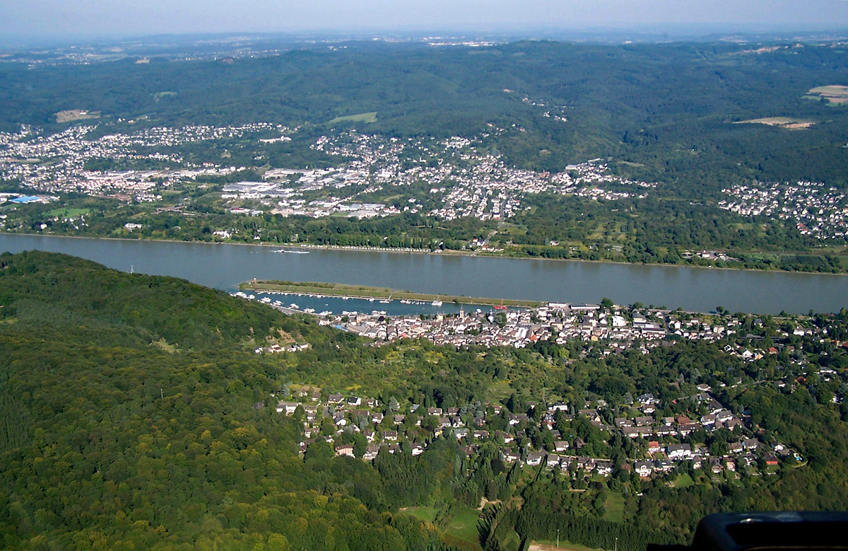 Luftaufnahme von 2003, im Vordergrund Oberwinter, Kreis Ahrweiler, Rheinland Pfalz und gegenber auf der anderen Seite des Rheins liegt Rheinbreitbach, Kreis Neuwied, Rheinland Pfalz. Von hier nach links bergehend kommt Bad Honnef, Nordrhein-Westfalen. 