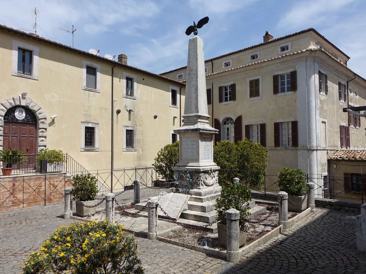 Lugnano in Teverina, Denkmal der Piazza Santa Maria (24.05.2022)