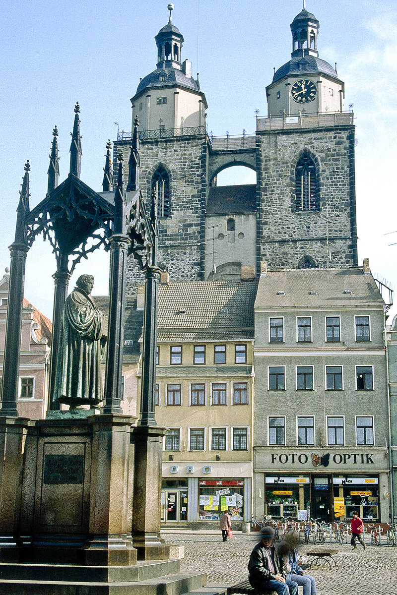 Lutherdenkmal mit Marienkirche in Lutherstadt Wittenberg. Bild vom Dia. Aufnahme: Oktober 1992.