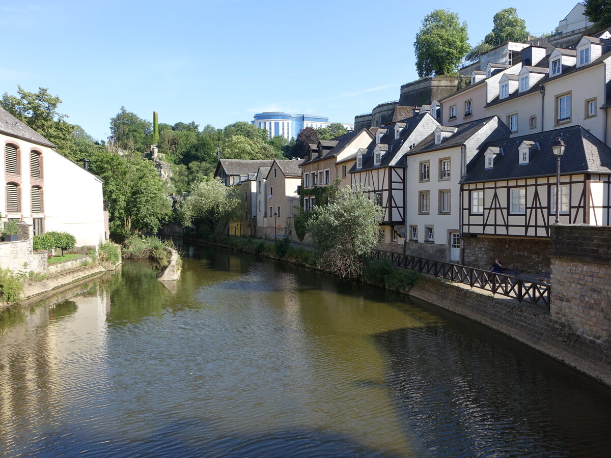Luxemburg, Fachwerkhuser am Fluss Alzette (21.06.2022)