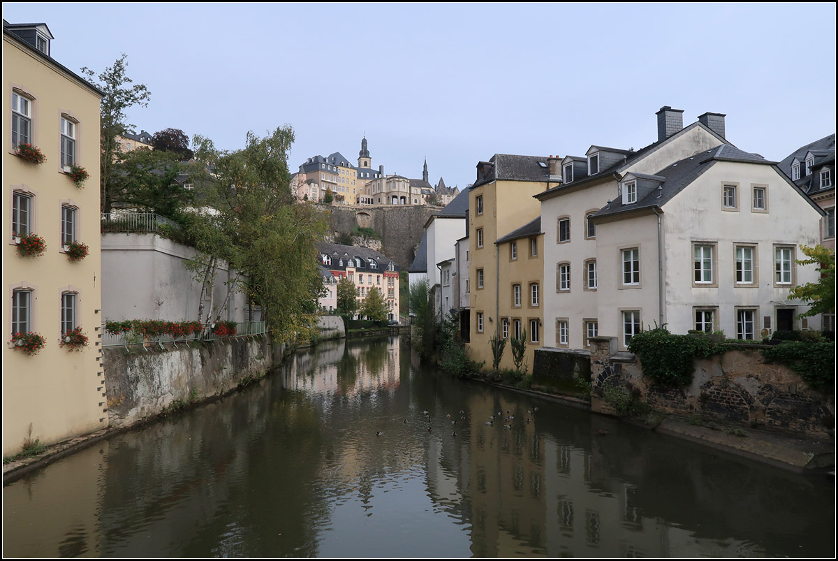 Luxemburg-Grund -

ber die Alzette geht der Blick zur Oberstadt.

04.10.2017 (M)